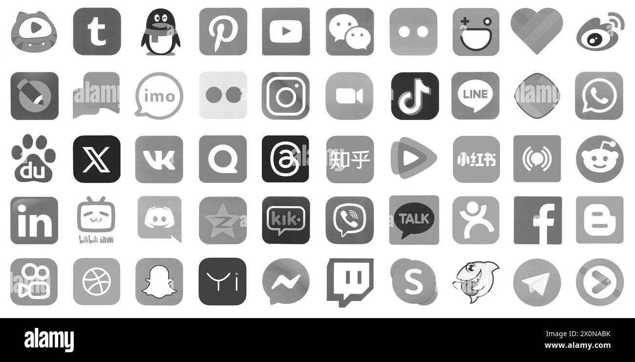 KIEV, UKRAINE - 1er AVRIL 2024 de nombreuses icônes des médias sociaux populaires, messagers, plateformes de partage de vidéos et autres services de smartphones imprimés sur papier blanc en couleur grise Banque D'Images