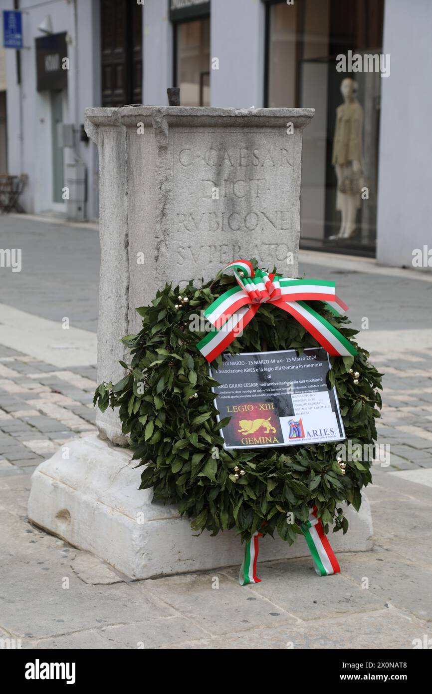 Couronne commémorative sur la colonne de Jules César à Rimini Banque D'Images