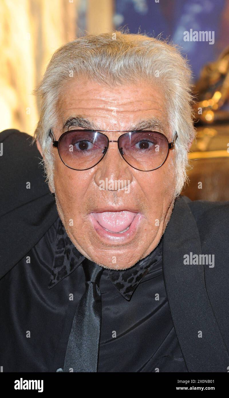 Roberto Cavalli meurt à l'âge de 83 ans Roberto Cavalli Roberto Cavalli Store Launch Party pendant la London Fashion week, Sloane Street, Londres, Angleterre, Royaume-Uni, 17 septembre 2011. LFW Headshot portrait lunettes de soleil noires ombres bouche ouverte Funny Cap/WIZ Wizard/ London Great Britain Copyright : xWizard/CapitalxPicturesx Banque D'Images