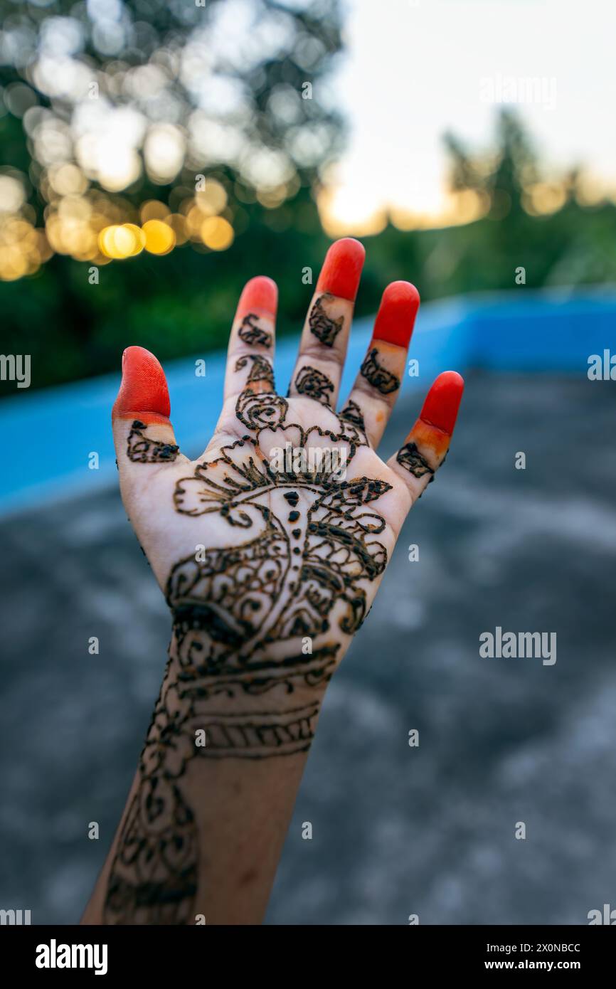 Image de la main d'un enfant décorée de tatouage au henné, également connu sous le nom de main mehendi. Banque D'Images