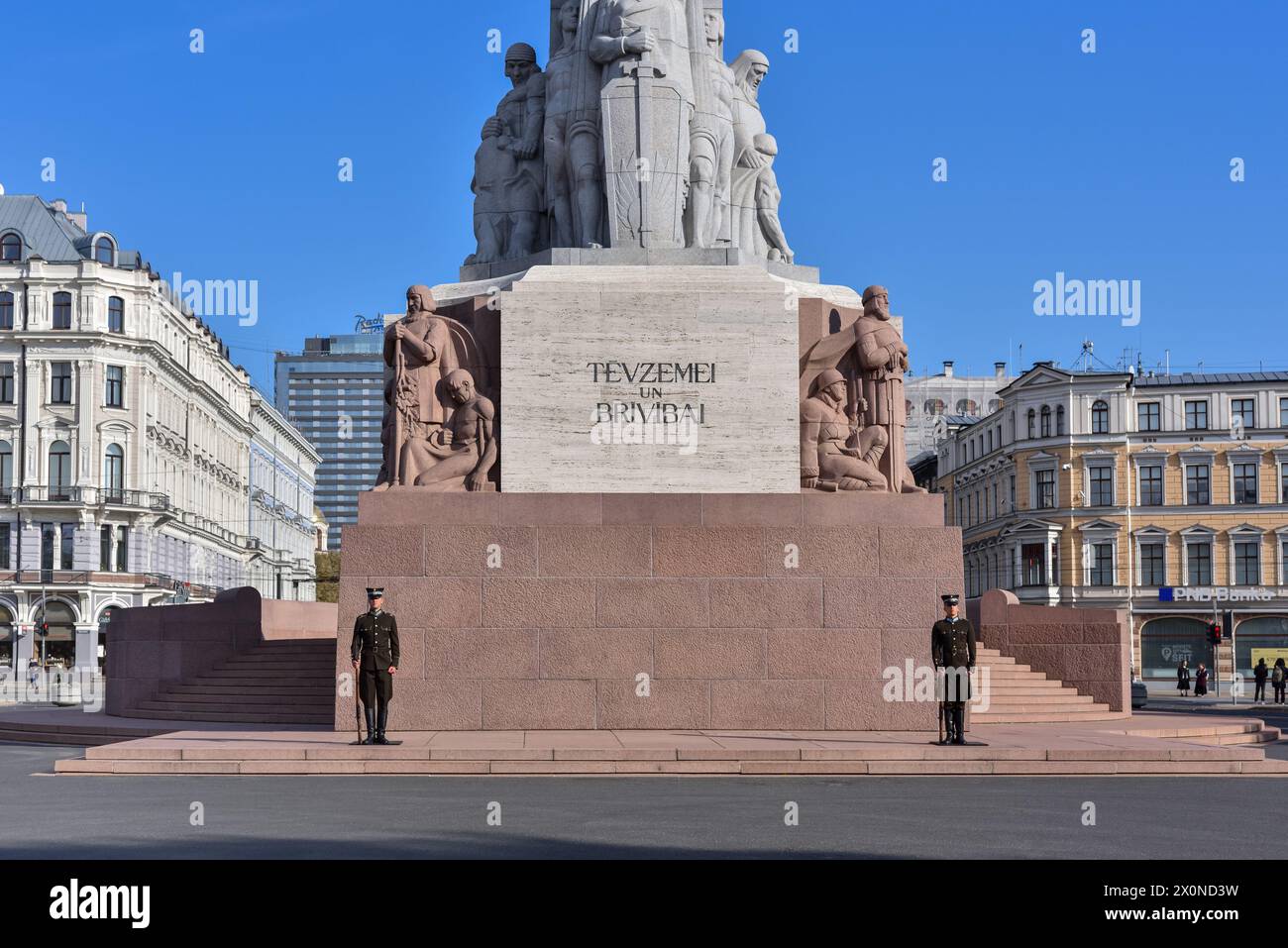 Monument de la liberté à Riga. Symbole de la liberté et de l'indépendance de la Lettonie. Des gardes d'honneur se tiennent devant le monument avec une inscription pour Fatherl Banque D'Images