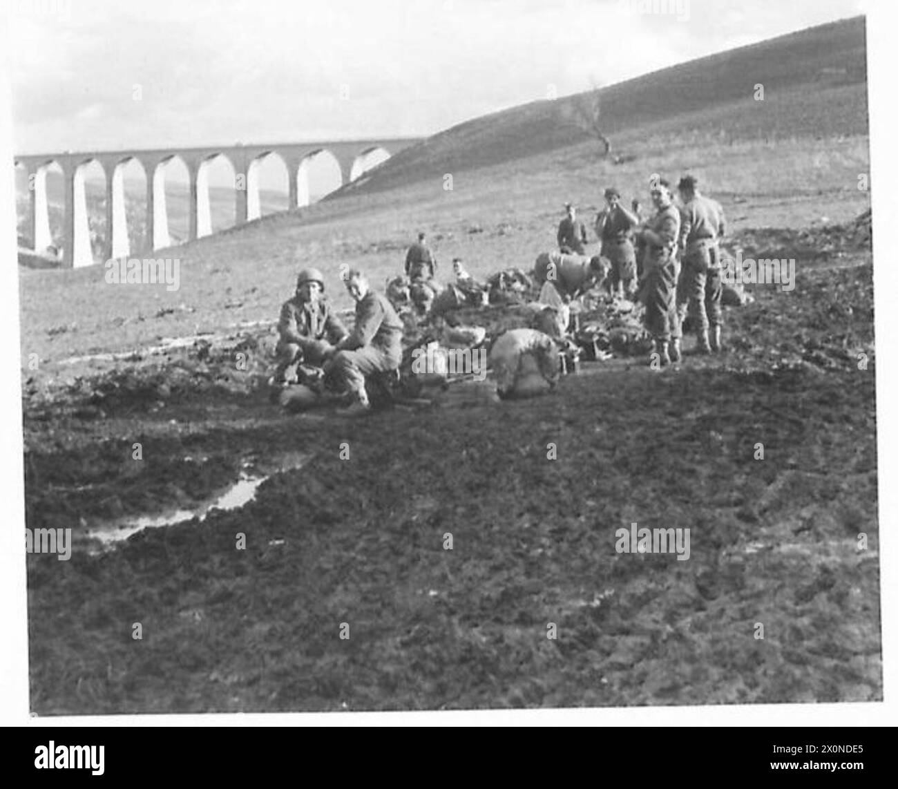 L'ARMÉE BRITANNIQUE DANS LA CAMPAGNE DE TUNISIE, NOVEMBRE 1942-MAI 1943 - parachutistes du 2nd Battalion, Parachute Regiment reposant dans les collines près de Beja après leur retour d'un largage sur l'aérodrome de Depienne, 26 décembre 1942 Armée britannique, Armée britannique, 1st Army, British Army, Parachute Regiment, armée britannique, régiment de parachutistes, 2e bataillon Banque D'Images