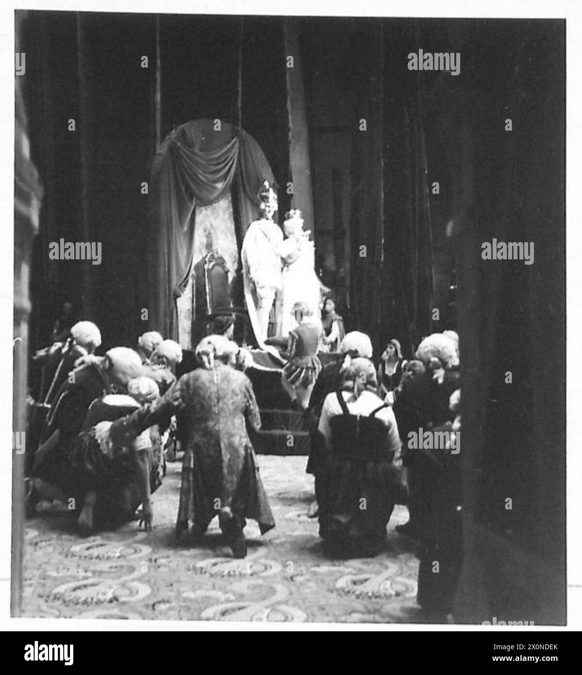 Photographies de 'les gondoliers' interprétées par le C.A.D.M.S. à l'Opéra du Caire, montrant différentes étapes de la production théâtrale. Négatif photographique de l'armée britannique. Banque D'Images