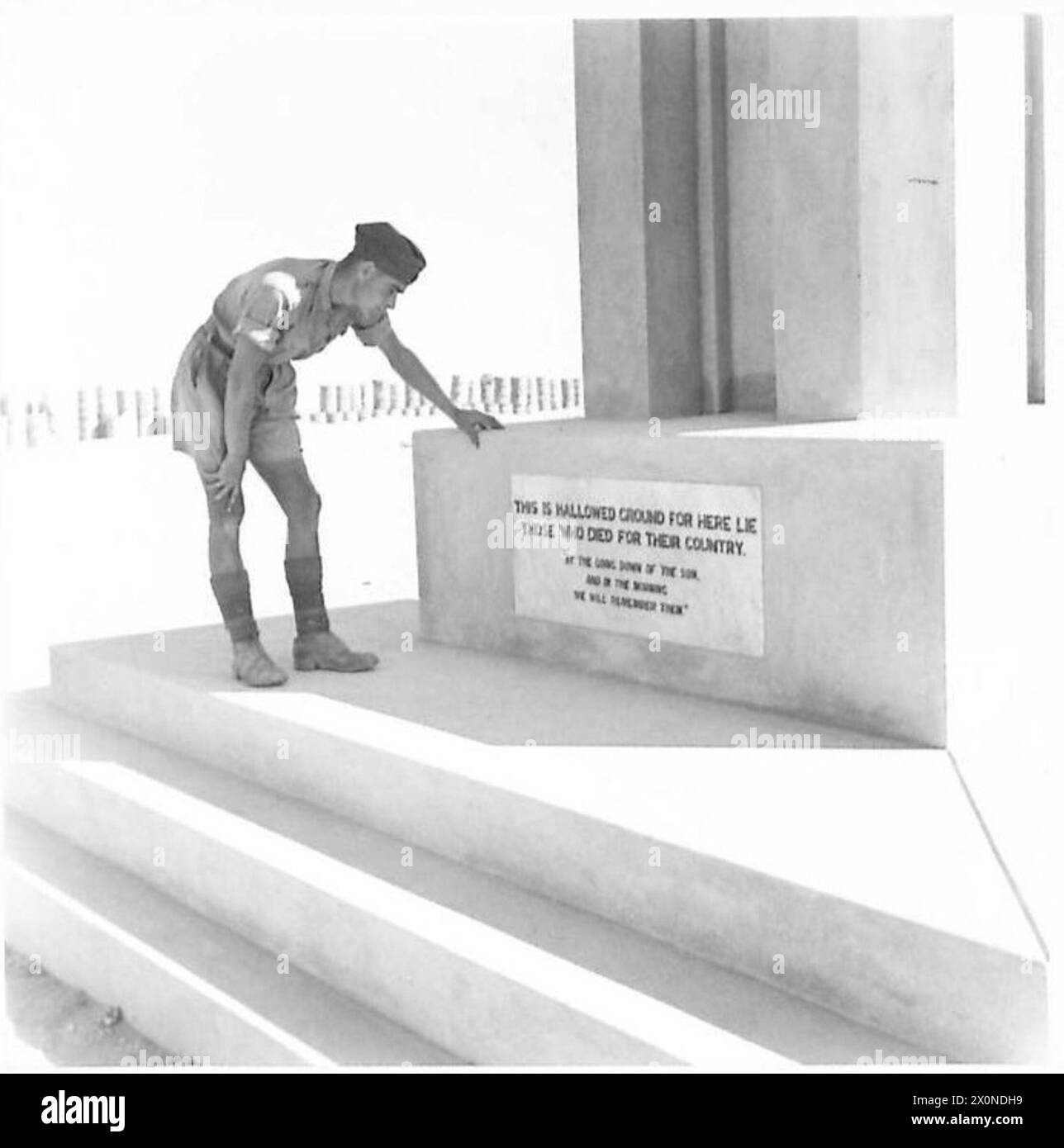 Un soldat lit l'inscription sur la base du Mémorial de Tobrouk, commémorant les héros de Tobrouk pendant la première Guerre mondiale Banque D'Images