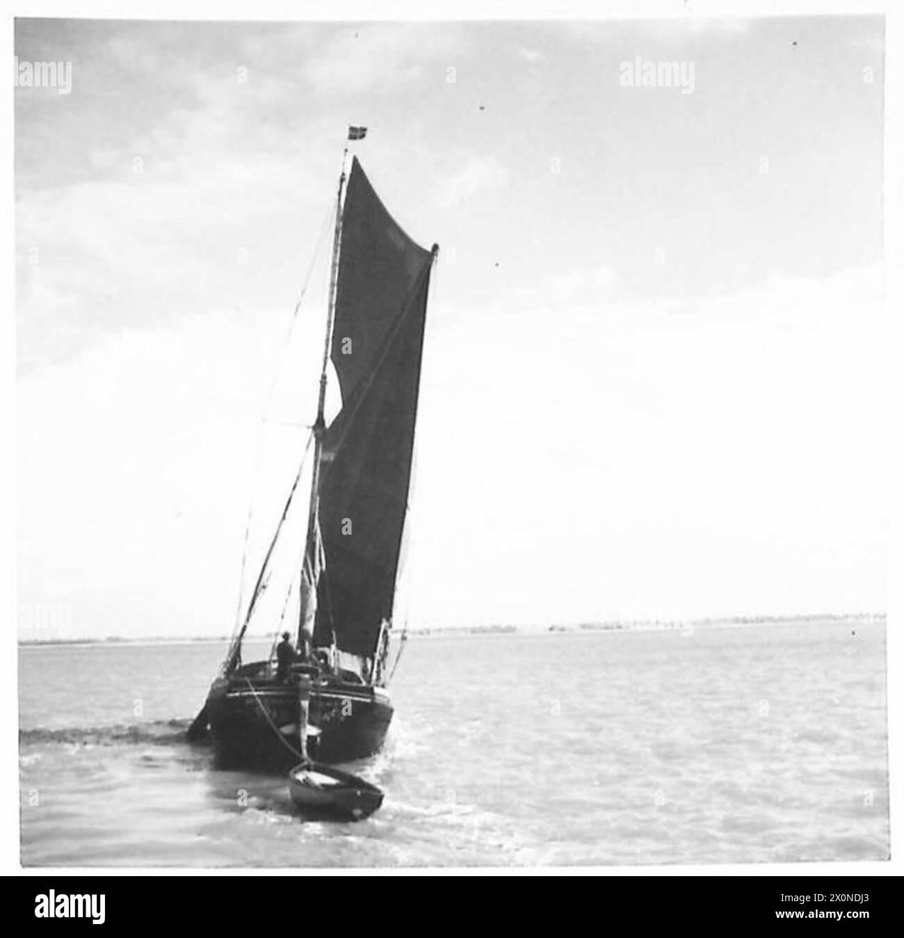 LA MARINE DE L'ARMÉE - Une vue rapprochée de la barge fluviale alors que le bateau de patrouille se prépare ; à venir à côté. Négatif photographique, Armée britannique Banque D'Images