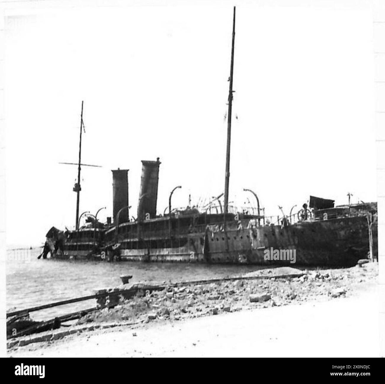 Le yacht royal a été frappé par deux coups directs, l'un sur les arcs et l'autre entre les entonnoirs, photographiés comme un négatif par l'armée britannique. Banque D'Images