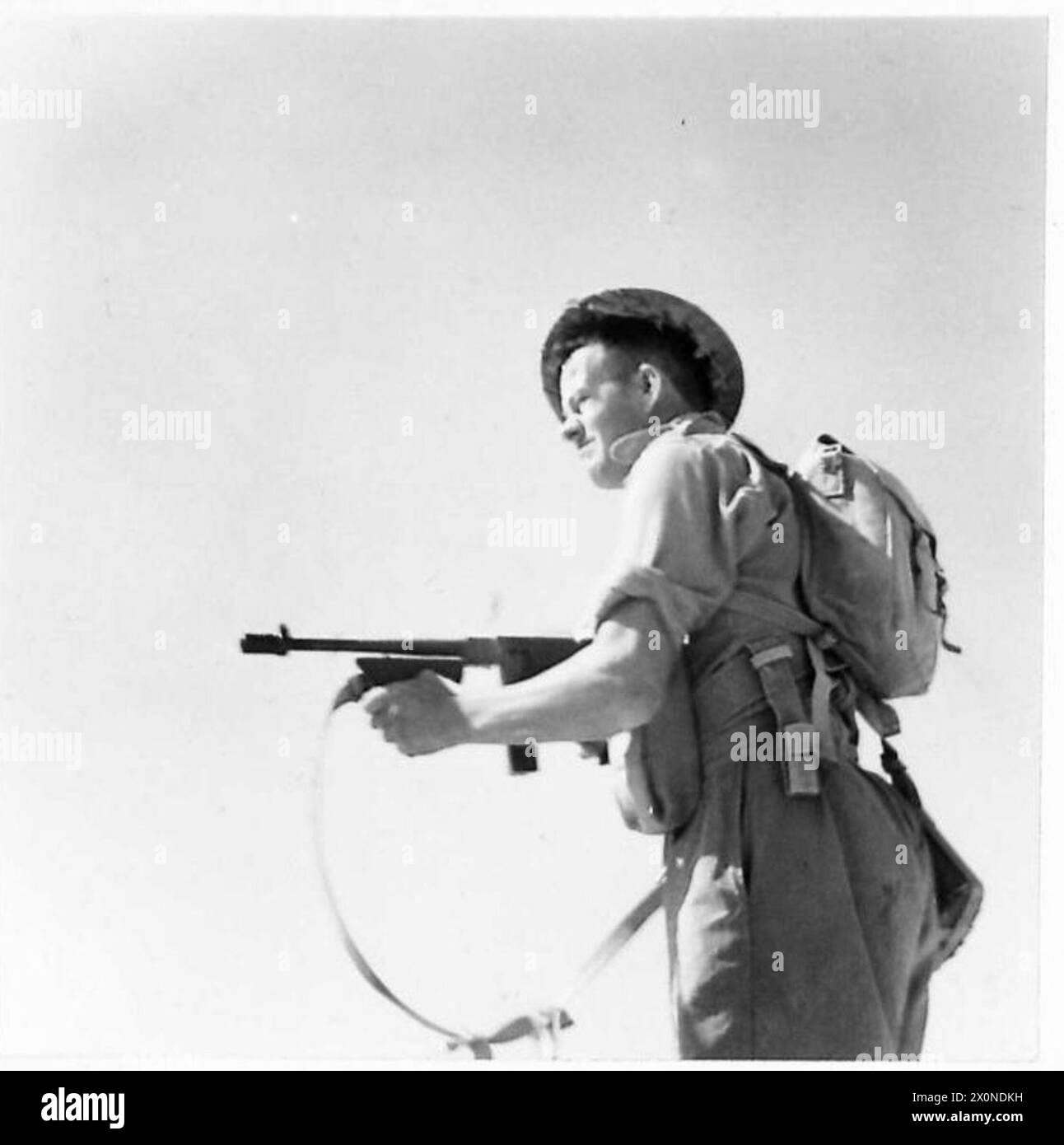 Un soldat australien de la ligne de front est photographié avec son fusil Tommy pendant les opérations de l'armée britannique. Banque D'Images