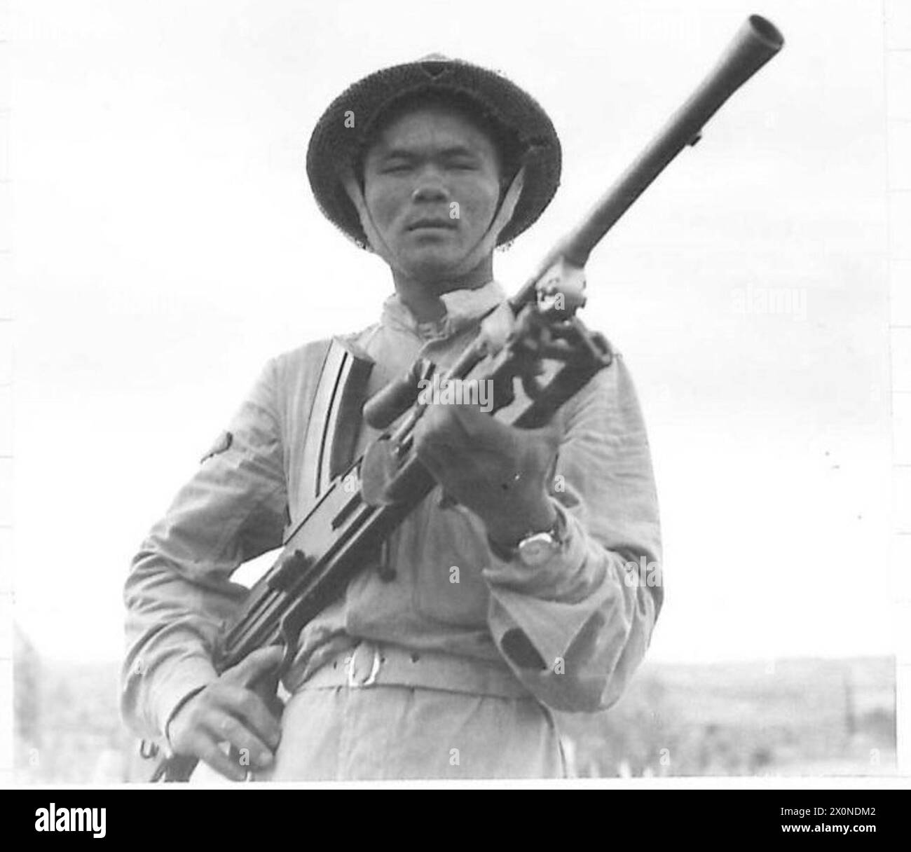 Photographie montrant un mitrailleur Bren des 2/6 Gurkha Rifles pendant l'avancée de la 8e armée. Banque D'Images
