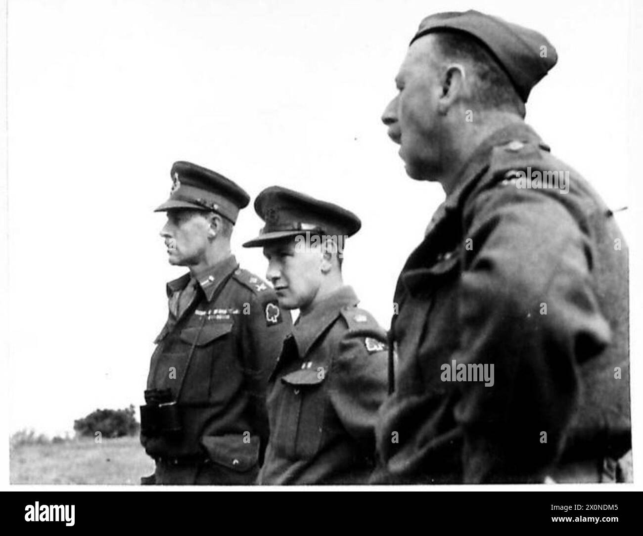 L. Coll. Brown, le major Butler et le major général Freeman-Attwood observent l'infanterie menant un exercice d'attaque. Banque D'Images