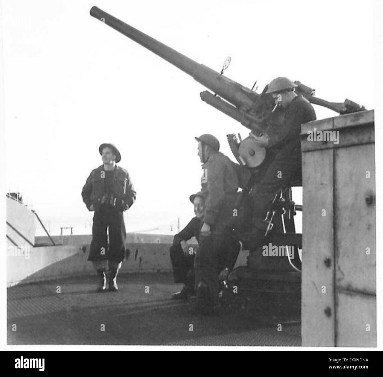Équipage de canons de l'armée britannique, y compris GNR. Allan Elwell, GNR. R.E. Wedgebury, GNR. J. Hunt et GNR. J. Foulger veille dans un port italien pendant les opérations de transport de charbon pour les chemins de fer italiens. Banque D'Images