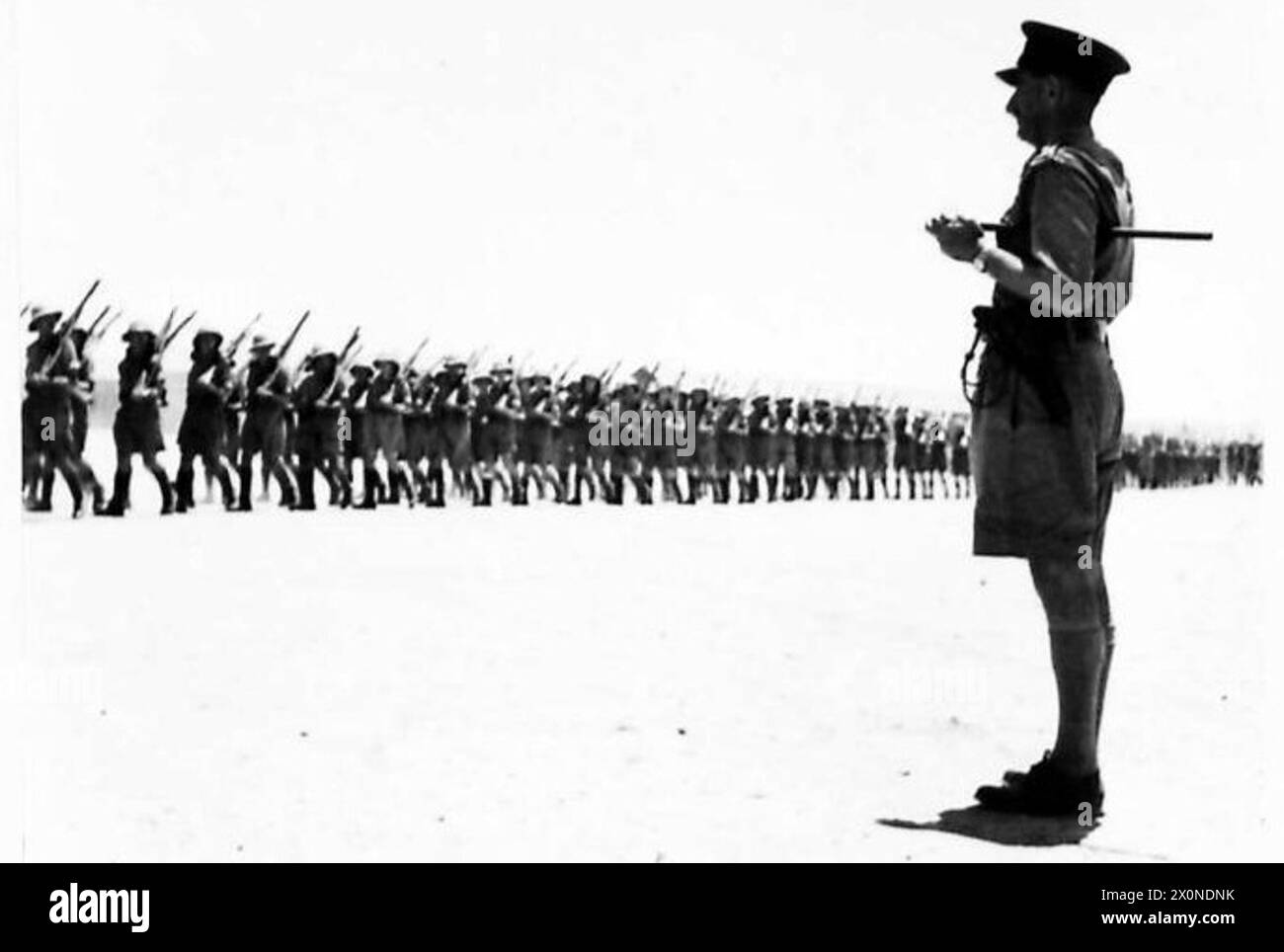 LES ACTIVITÉS DU ROYAL ORDINANCE CORPS AU MOYEN-ORIENT - Une compagnie marchant devant leur C.O. Photographic Negative , British Army Banque D'Images