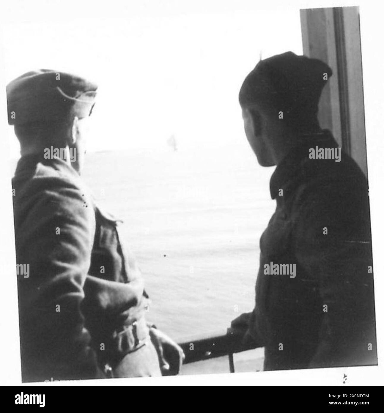 Les chauffeurs A. Green et E.G.H. Buckland observent la tentative infructueuse de l'ennemi de perturber la navigation pendant les opérations de l'armée britannique en Afrique du Nord, en Sicile, en Italie, dans les Balkans et en Autriche, 1942-1946. Négatif photographique de l'armée britannique. Banque D'Images