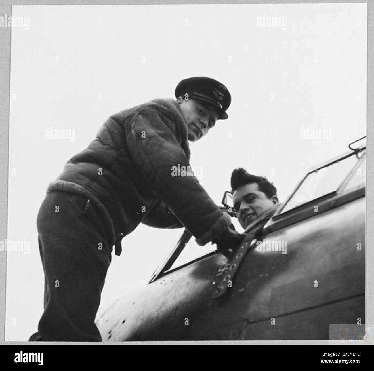Squadron leader du Vivier, un pilote belge de la RAF récompensé par le DFC, est photographié avec un autre pilote, reconnu pour avoir reçu trois honneurs. Négatif photographique de la Royal Air Force. Banque D'Images