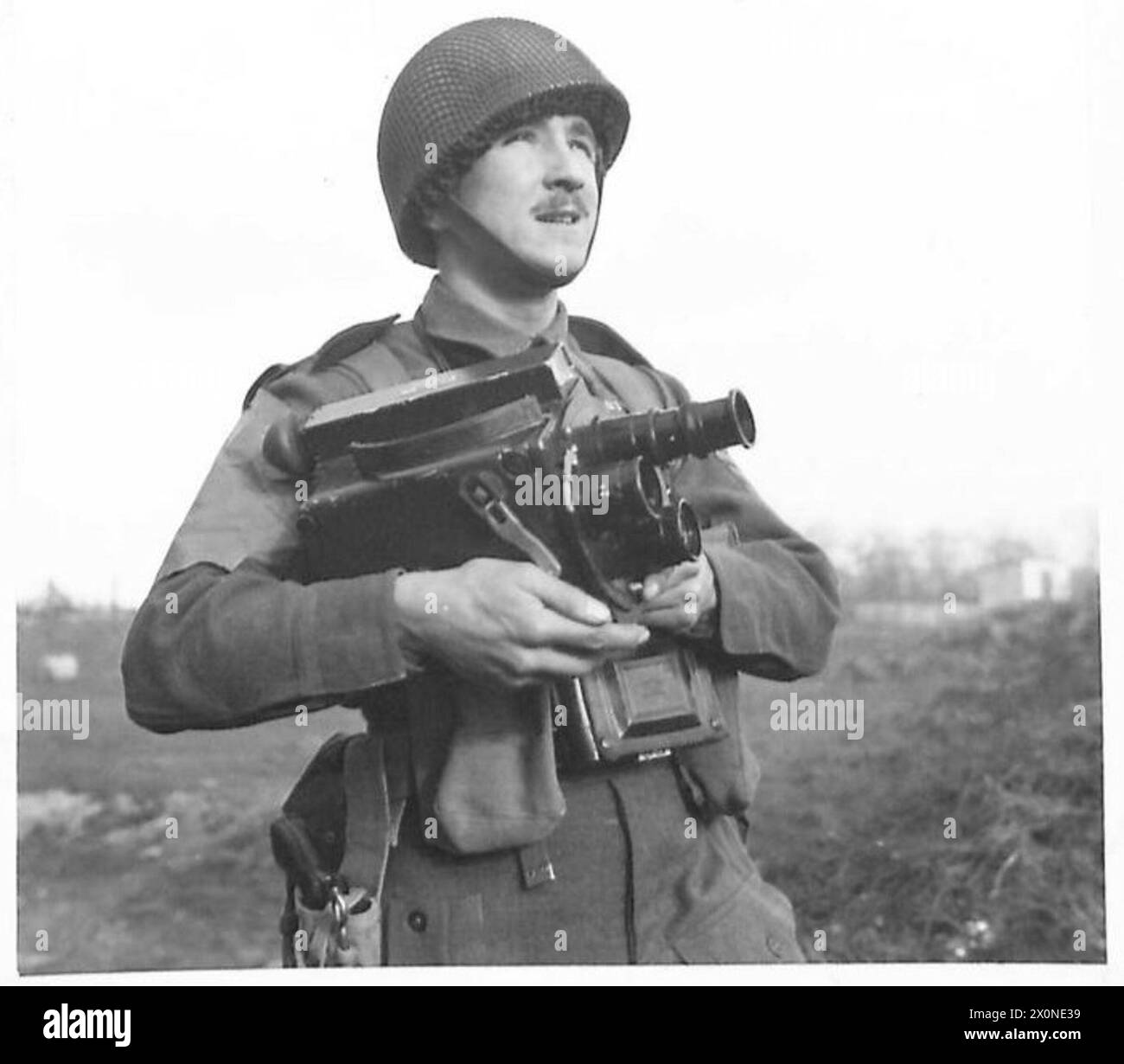 CAMERAMEN DE L'UNITÉ DE FILM ET DE PHOTO DE L'ARMÉE - 123912. Sergent Jordan, W Military Medal, de la R.A.S.C. il vit au 81 Manor Park Road, West Wickham, Kent et était technicien ciné dans la vie civile. Il a servi dans l'unité de film et de photo de l'armée dans le désert occidental et en Italie et a été blessé à trois reprises Banque D'Images