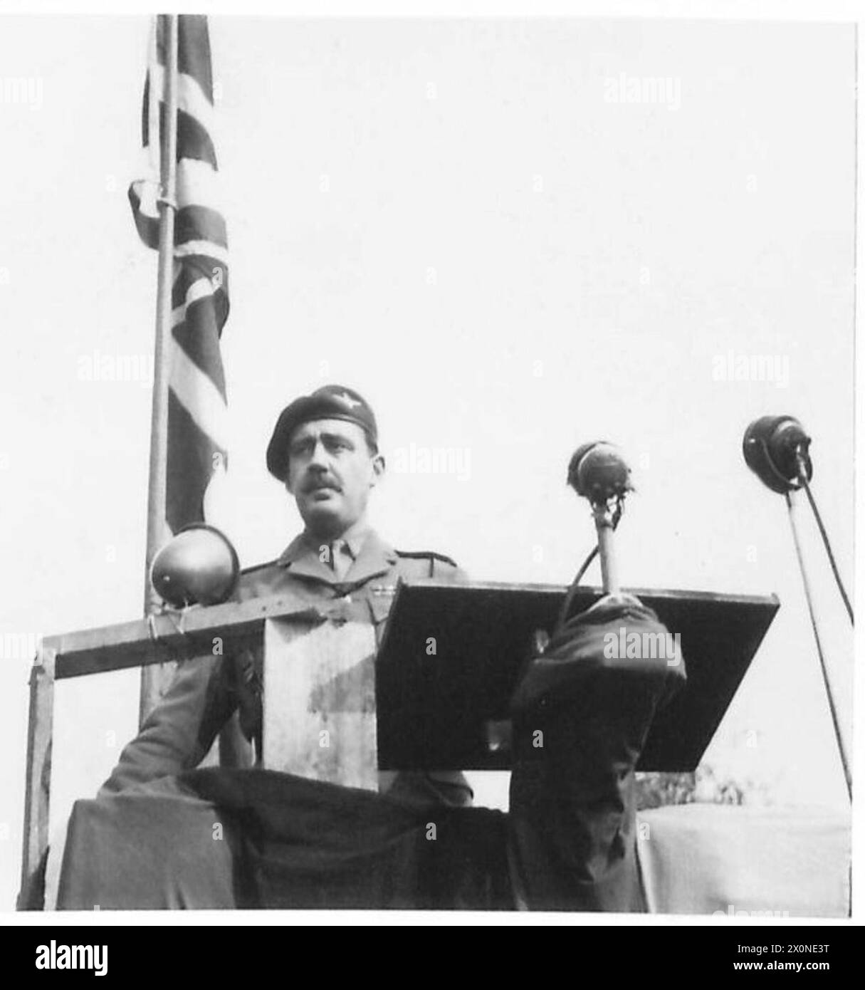 Photographie du lieutenant-colonel J. Frost parlant lors du dévoilement du mémorial d'Arnhem ; il commandait le 2e bataillon de la 1re brigade parachutiste au pont d'Arnhem en 1944. Banque D'Images