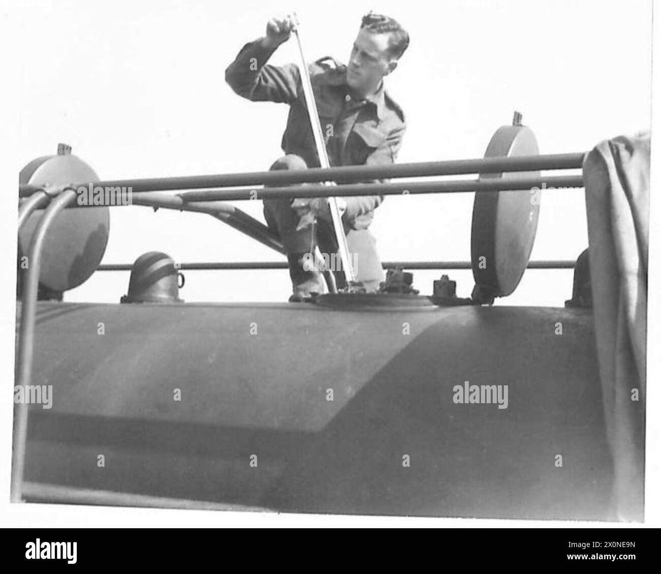 Le personnel du dépôt d'essence No.10, Carnforth, Lancashire, plonge un réservoir dans un wagon à essence. Négatif photographique de l'armée britannique. Banque D'Images