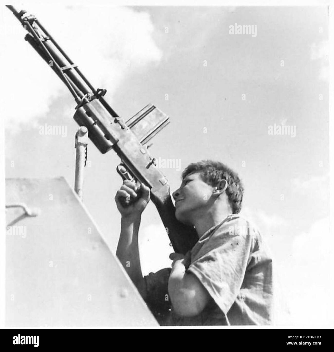 George Porkoff, un russe de dix-sept ans, fait partie de l'équipage d'une voiture blindée Free French dans le désert occidental. Banque D'Images