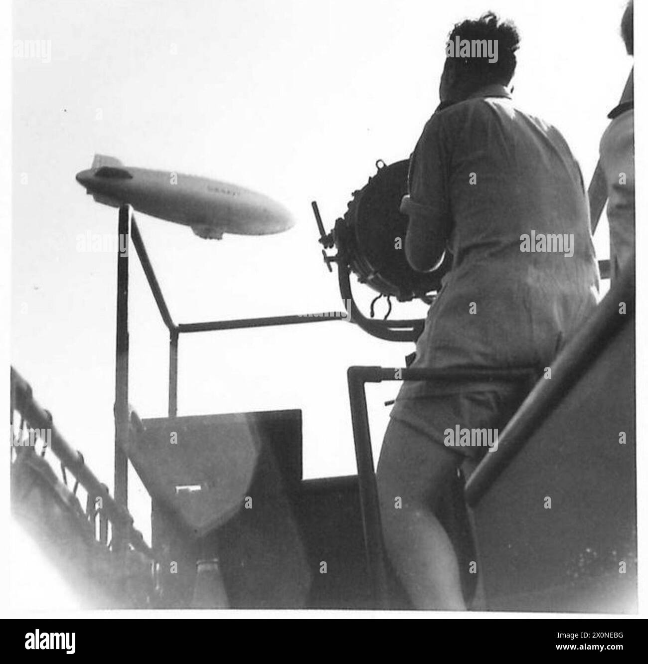 À Venise, un dirigeable américain communique avec des dragueurs de mines à l'aide d'une lampe de signalisation et d'un radiotéléphone. Banque D'Images