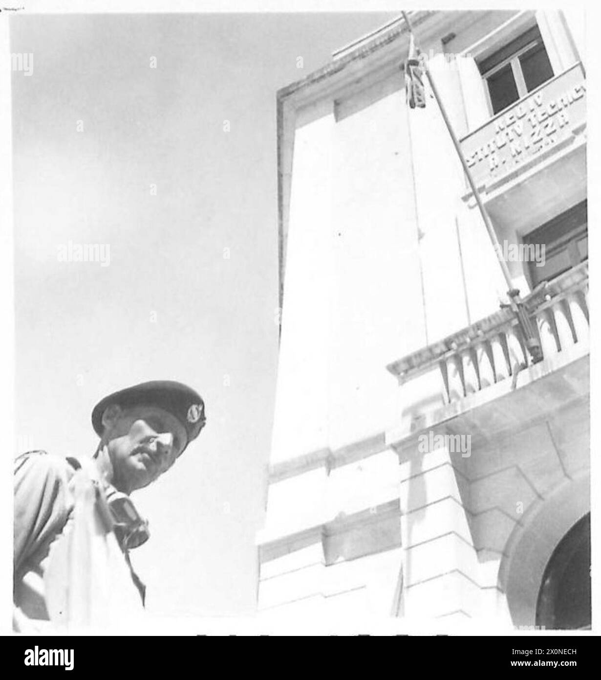 Le général Montgomery arrive devant un bâtiment du QG à Syracuse, en Sicile, pendant l'invasion de l'île. Le négatif photographique enregistre l'événement. Banque D'Images