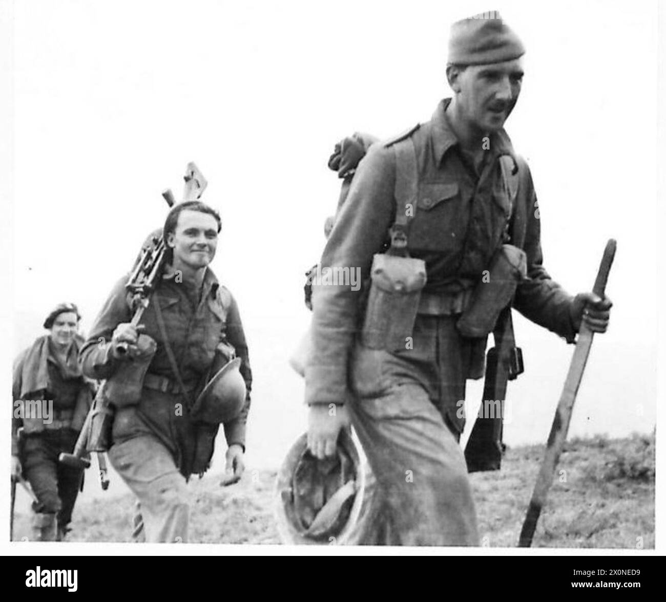 Les gardiens de la 5e Armée gravissent une piste de montagne pendant les opérations. Banque D'Images