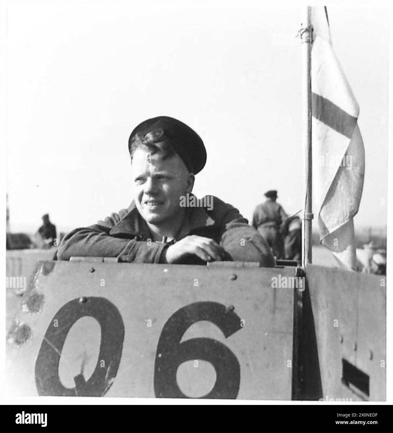 Un coxswain naval observe la côte anglaise à la suite d'un raid commando sur la côte française, illustrant la surveillance post-opération et l'évaluation par le personnel de l'armée britannique. Banque D'Images