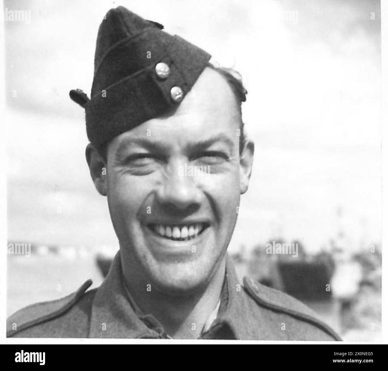 CINQUIÈME ARMÉE : ANZIO BRIDGEHEADANZIO PERSONALITIES - Flight Sgt. D.G. Curries, 20 six Oaks Road, North Baddesley, Southampton, du Service de sauvetage en mer de l'Air - Royal Air Force - est venu à l'étranger en novembre 1942 pour l'invasion de l'Afrique du Nord. Son engin a effectué 14 sauvetages en mer, dont six étaient des aviateurs allemands. Ici, à Anzio, ils ont ramassé un artilleur aérien américain et un pilote sud-africain. Un homme célibataire, il pense Anzio pire que Pantellaria, où il y a eu une série d'attentats en plongée. Négatif photographique, Armée britannique Banque D'Images