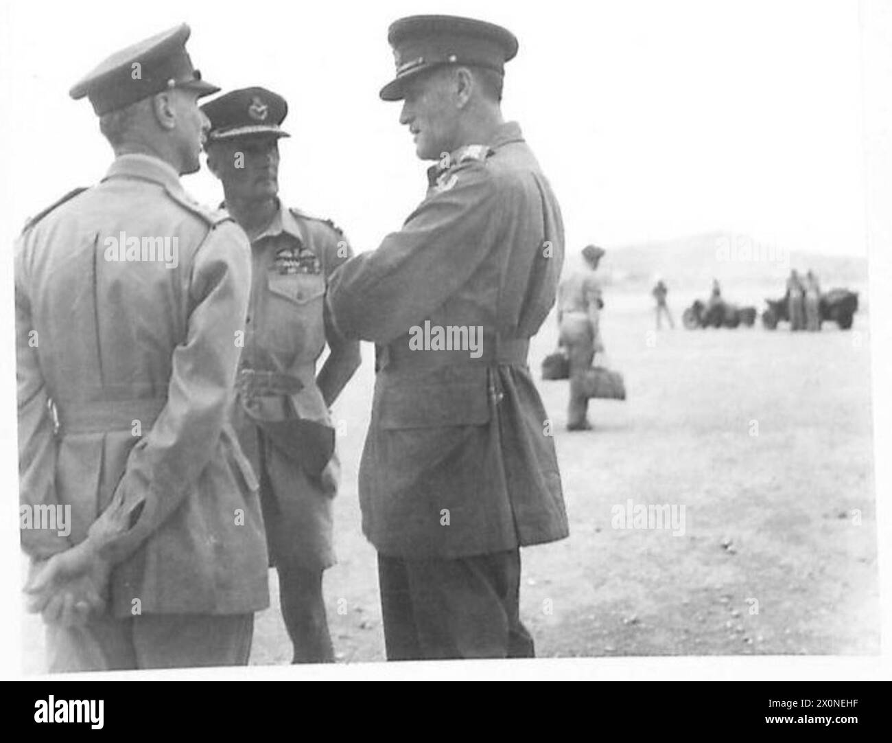 Le général Auchinleck parle avec le commodore de l'Air W.G. Tuttle, A.O.C. Grèce lors d'une visite. Banque D'Images
