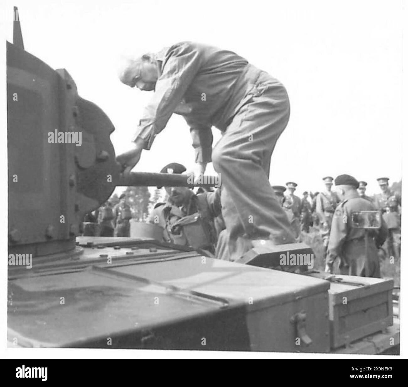 Le premier ministre néo-zélandais, Mr. Frazer, inspecte le commandement du S.E. et monte sur un char lors d'un exercice militaire. Banque D'Images
