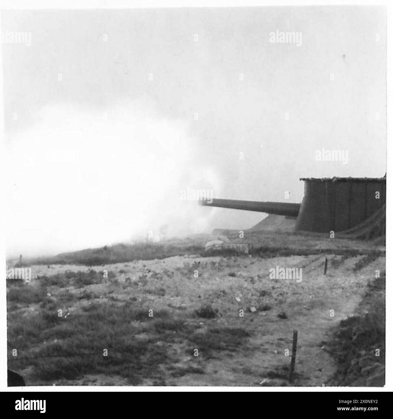 Photographie d'une arme à feu tirée lors d'un tir de jour, connue sous le nom de « l'une des dents de John Bull ». L'image est un négatif photographique de l'armée britannique. Banque D'Images