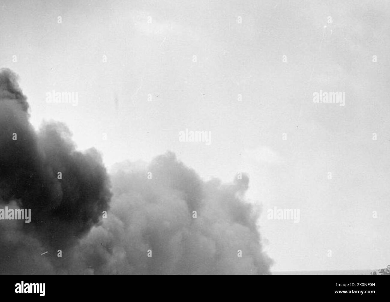 Le 18 mai 1944, le HMS Dido bombarde des cibles côtières près de Gaeta pour soutenir l'armée. L'USS Mackenzie a observé le destroyer américain Ordranaux jeter de la fumée pendant l'opération. Banque D'Images