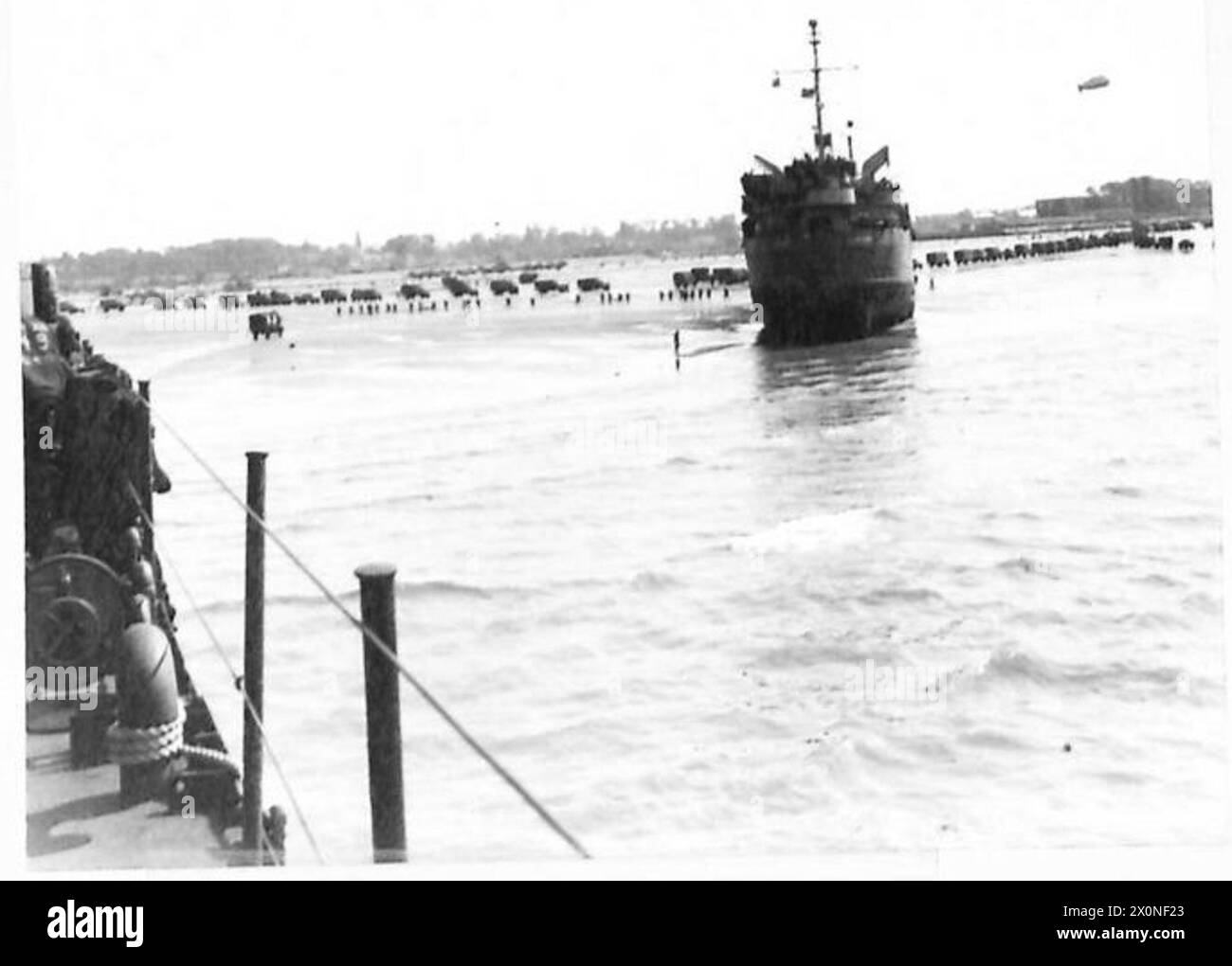 JOUR J - FORCES BRITANNIQUES LORS DE L'INVASION DE LA NORMANDIE 6 JUIN 1944 - les véhicules débarquent des LSTs au large de la plage de Jig Green, Gold Area, dans la soirée du 6 juin 1944. Asnelles-sur-mer et le Hamel sont visibles en arrière-plan Banque D'Images