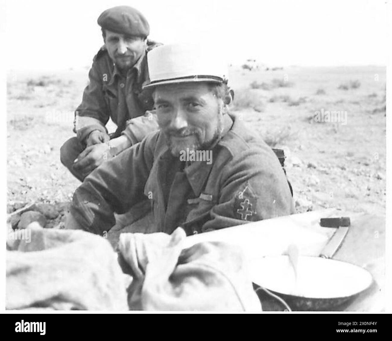 Des soldats français libres forment l'équipage d'un véhicule blindé dans le désert occidental, documentant la coopération multinationale et les opérations mécanisées. Négatif photographique de l'armée britannique. Banque D'Images