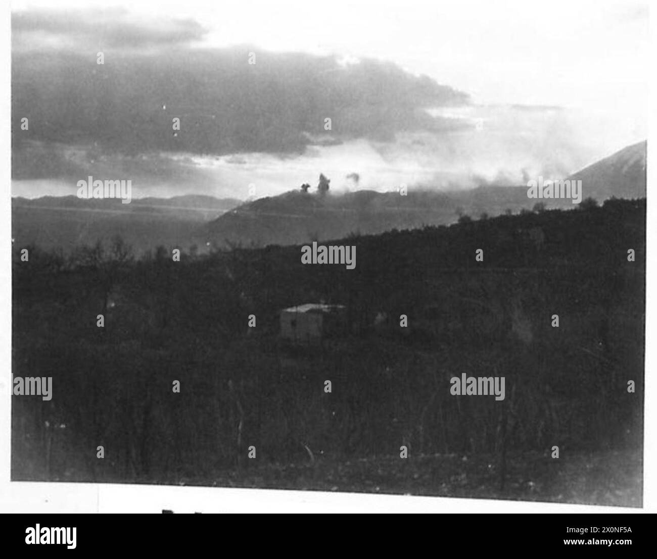 Le monastère de Benoît sur le Mt. Cassino est bombardé par des avions alliés lors des opérations de la Cinquième Armée sur le front de Cassino. Banque D'Images