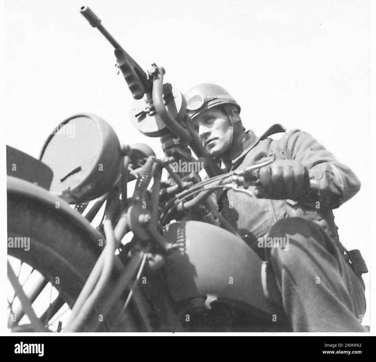 Un gardien conduit une moto équipée d'un canon Tommy lors d'un exercice militaire. Banque D'Images