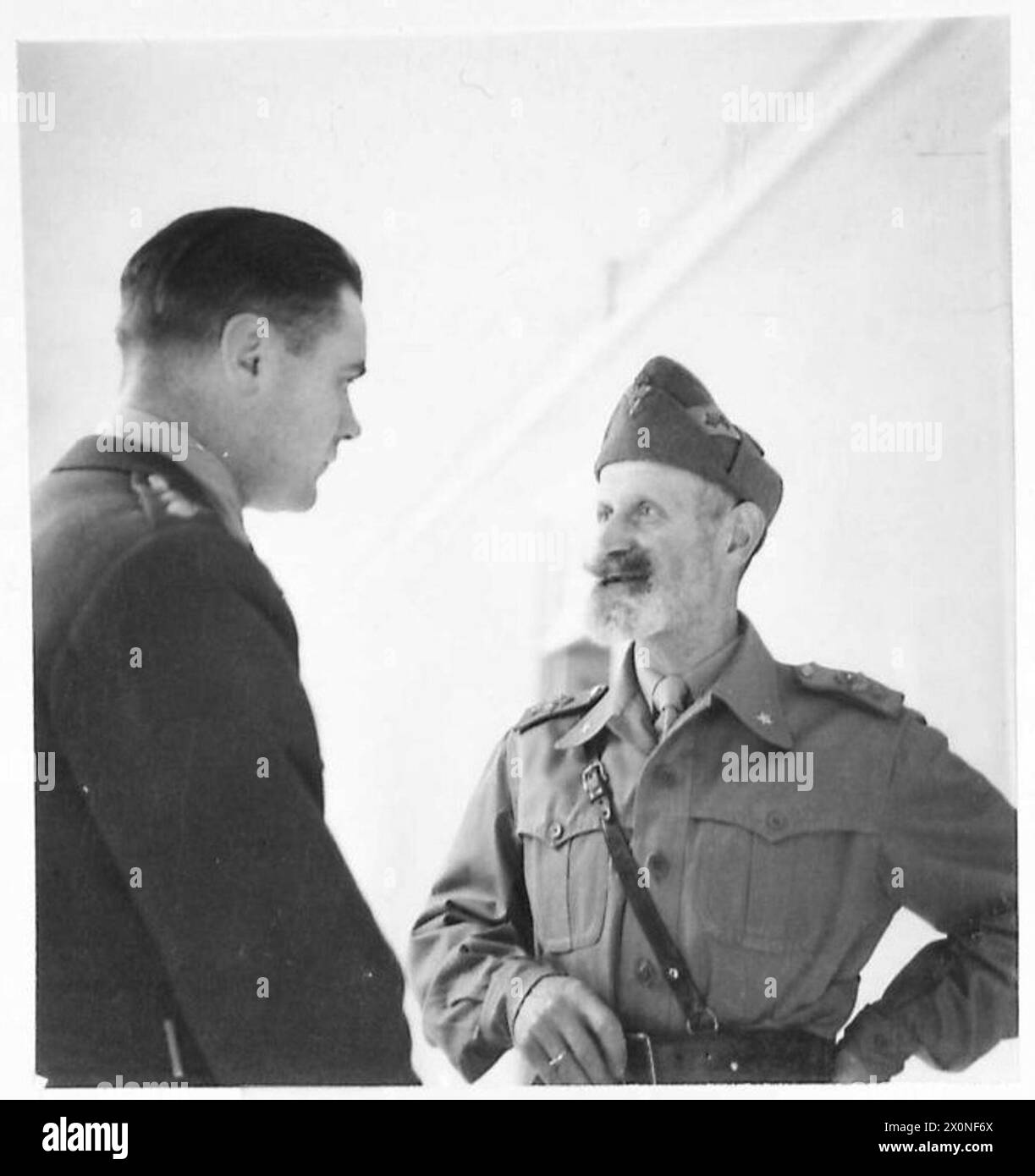 L'ARMÉE BRITANNIQUE EN AFRIQUE DU NORD ET AU MOYEN-ORIENT 1940-1947 - le général discute avec un officier britannique. Négatif photographique, Armée britannique Banque D'Images