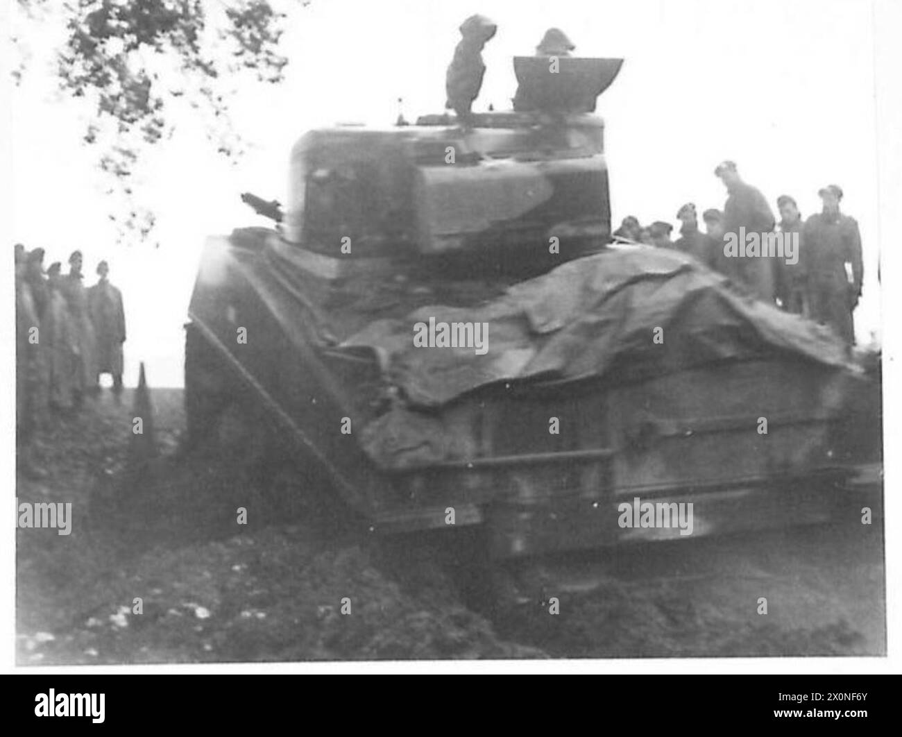 ITALIE : CINQUIÈME ARMÉE - Un char Sherman de la 23e Brigade blindée donnant une démonstration aux officiers et sous-officiers de la Brigade le char est vu opérant sur terrain meuble. Négatif photographique, Armée britannique Banque D'Images