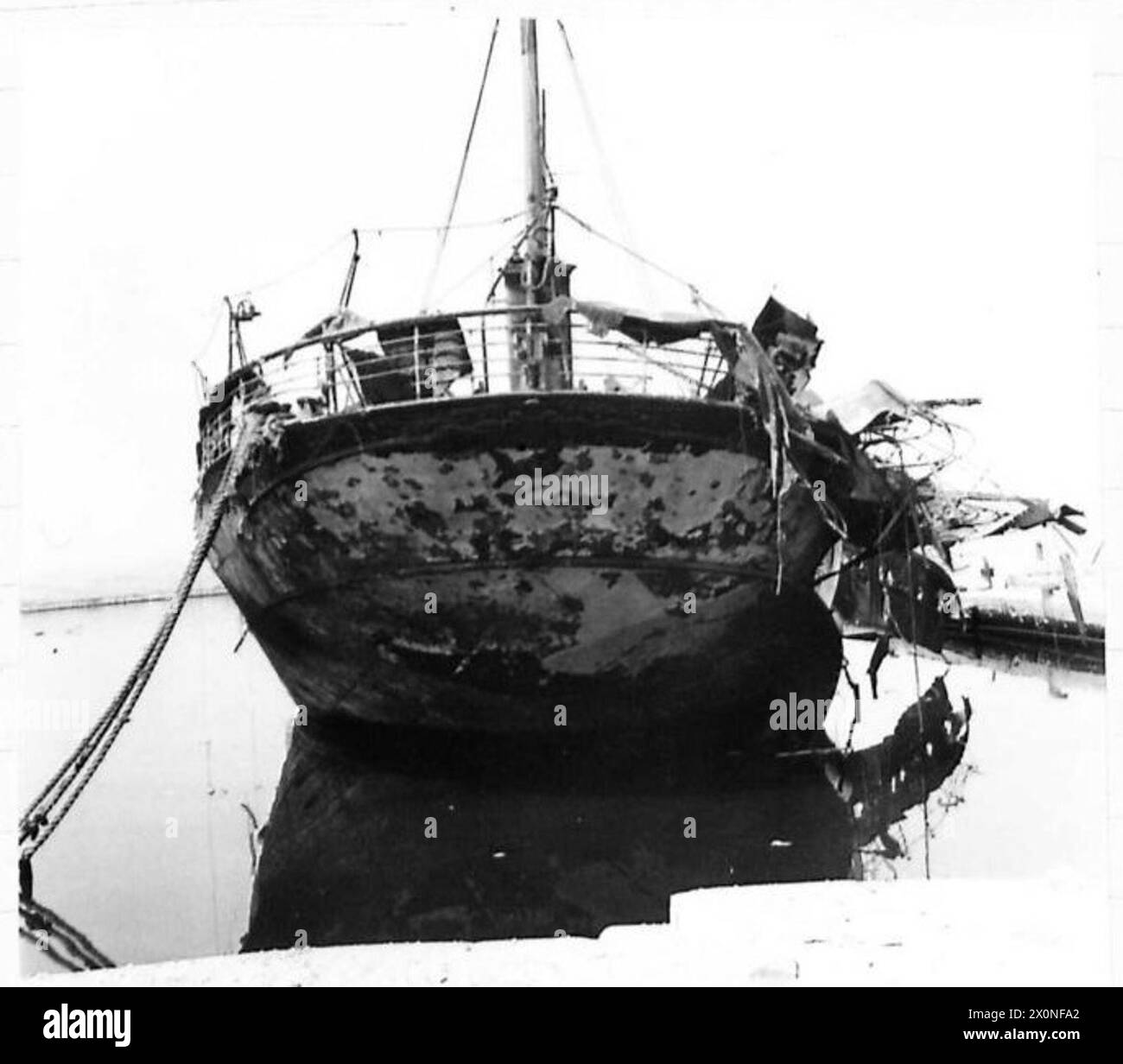 La coque battue était autrefois le yacht royal du roi Victor Emmanuel. Une partie du nom reste visible sur la poupe. Photographie négative documentant l'épave navale et le navire historique. Banque D'Images