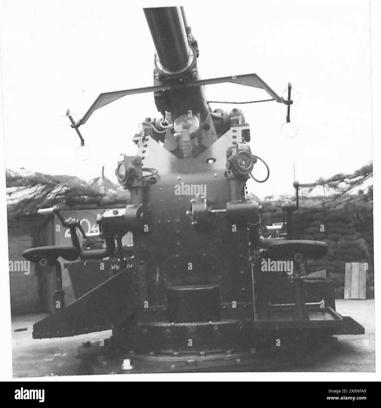 Des viseurs à vision directe sont montrés pour une utilisation sur un canon anti-aérien de 3,7 pouces. Banque D'Images