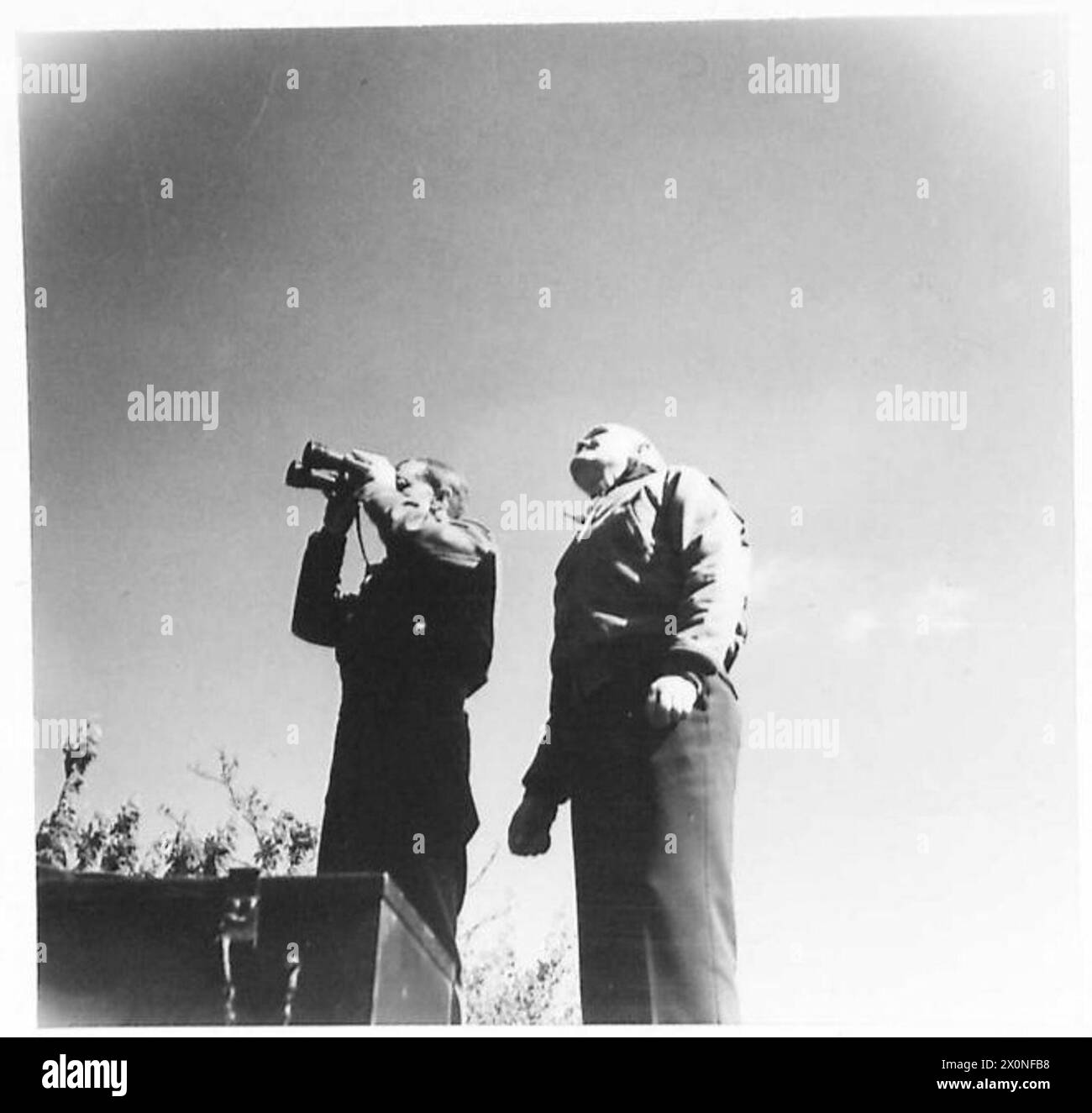 Vice-marshal Foster et Lieut. Le général Cannon se tient sur le vieux char du maréchal Montgomery pour regarder les avions au-dessus de l'offensive printanière de la 8e armée. Négatif photographique, armée britannique. Banque D'Images