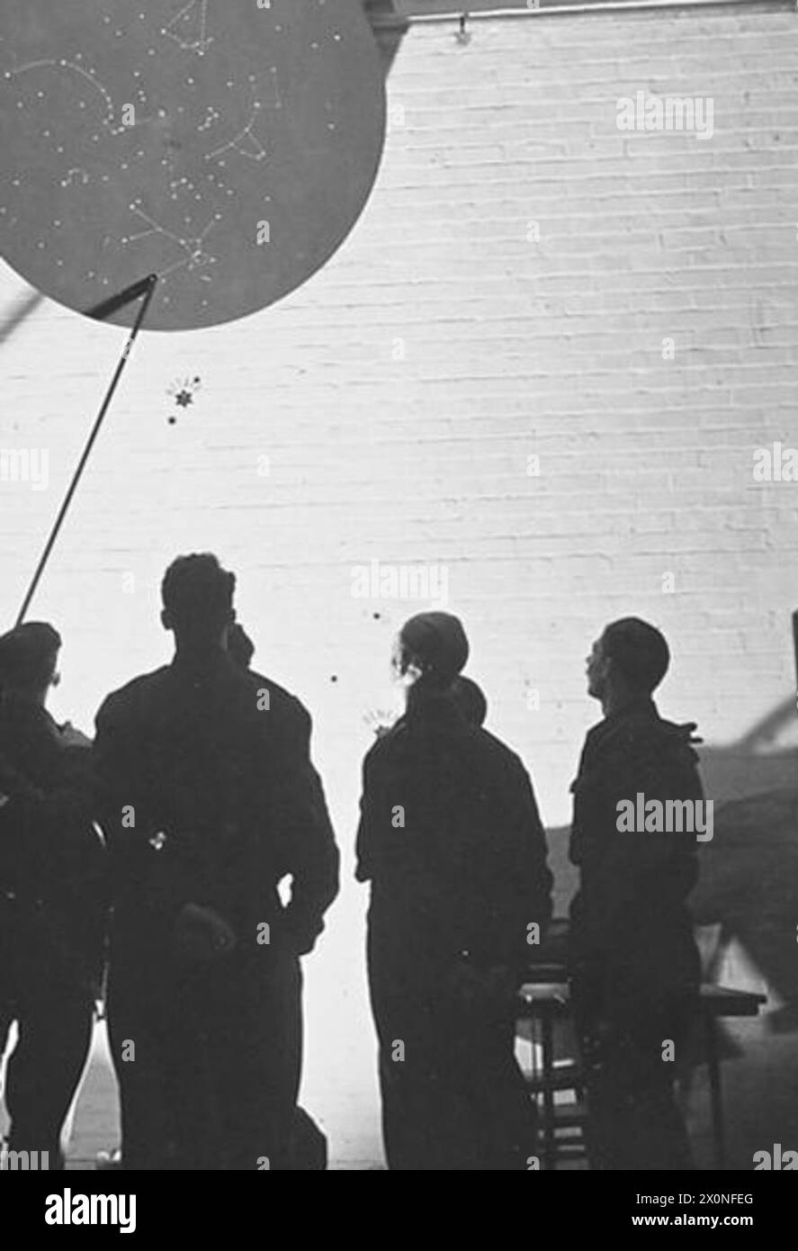 Les stagiaires du personnel navigant de la RAF apprennent la navigation céleste pendant l'instruction dans une unité de formation opérationnelle, guidée par un instructeur. Banque D'Images