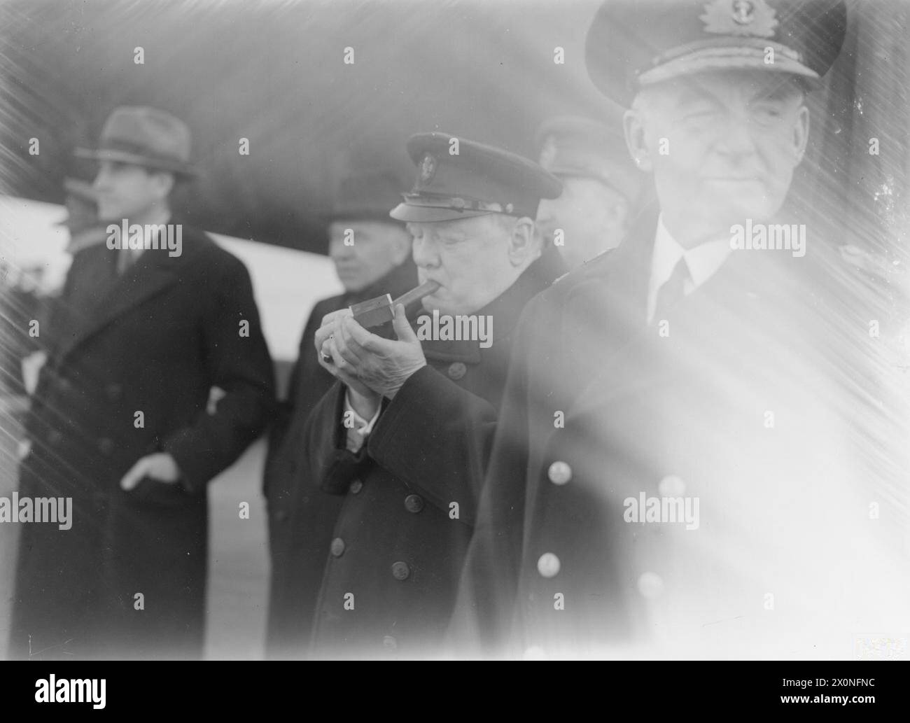M. Churchill s'est rendu en Amérique du 12 au 21 décembre à bord du HMS Duke of York. Il est photographié allumant un cigare avec l'amiral de la flotte Sir Dudley Pound sur sa droite. Banque D'Images