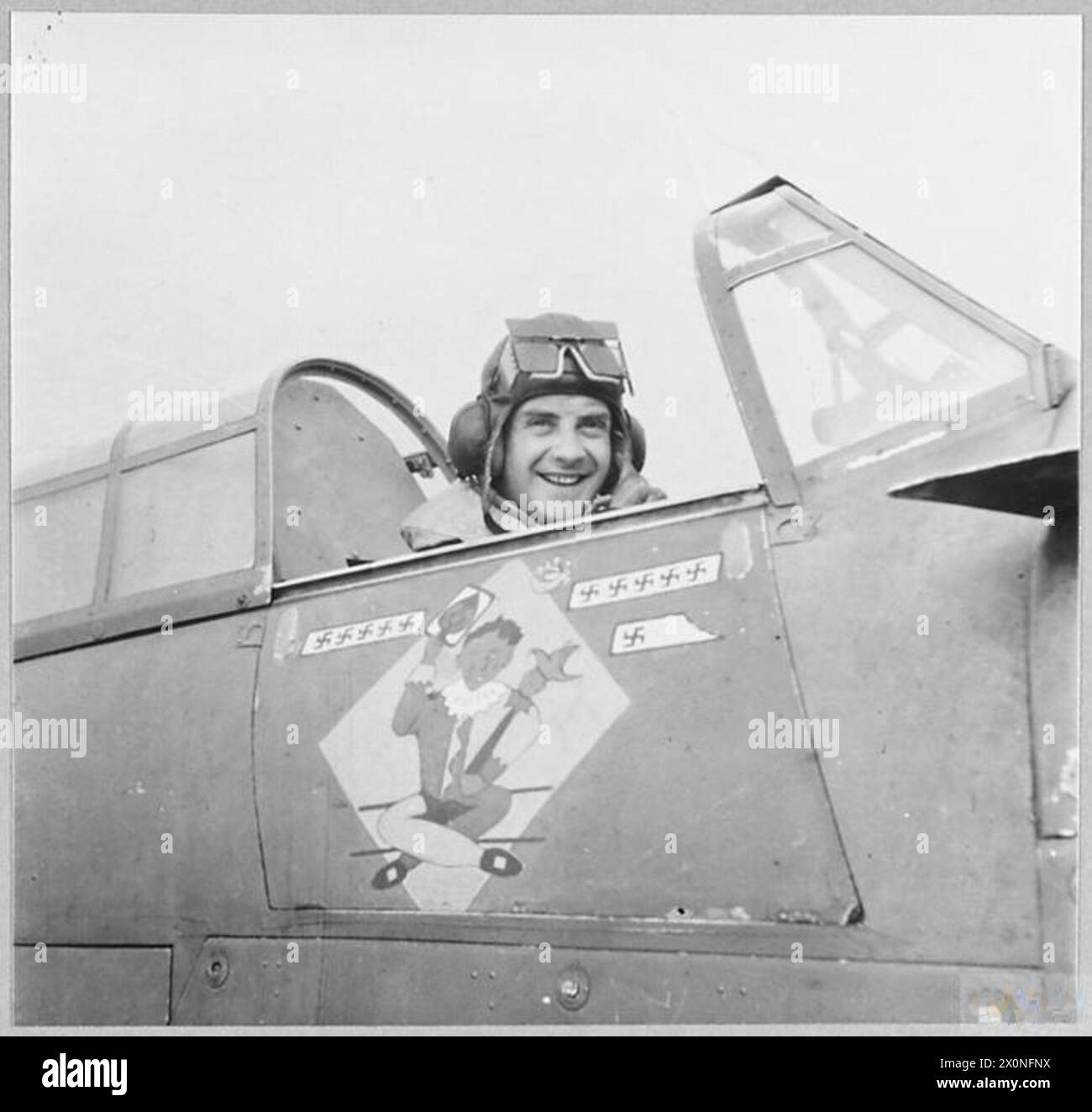 Les pilotes d'un escadron d'ouragan se préparent à patrouiller pendant la bataille de l'Atlantique en vérifiant les silhouettes des avions ennemis et les références cartographiques dans la salle d'équipage. Négatif photographique. Banque D'Images Les pilotes d'un escadron d'ouragan se préparent à patrouiller pendant la bataille de l'Atlantique en vérifiant les silhouettes des avions ennemis et les références cartographiques dans la salle d'équipage. Négatif photographique. Banque D'Images