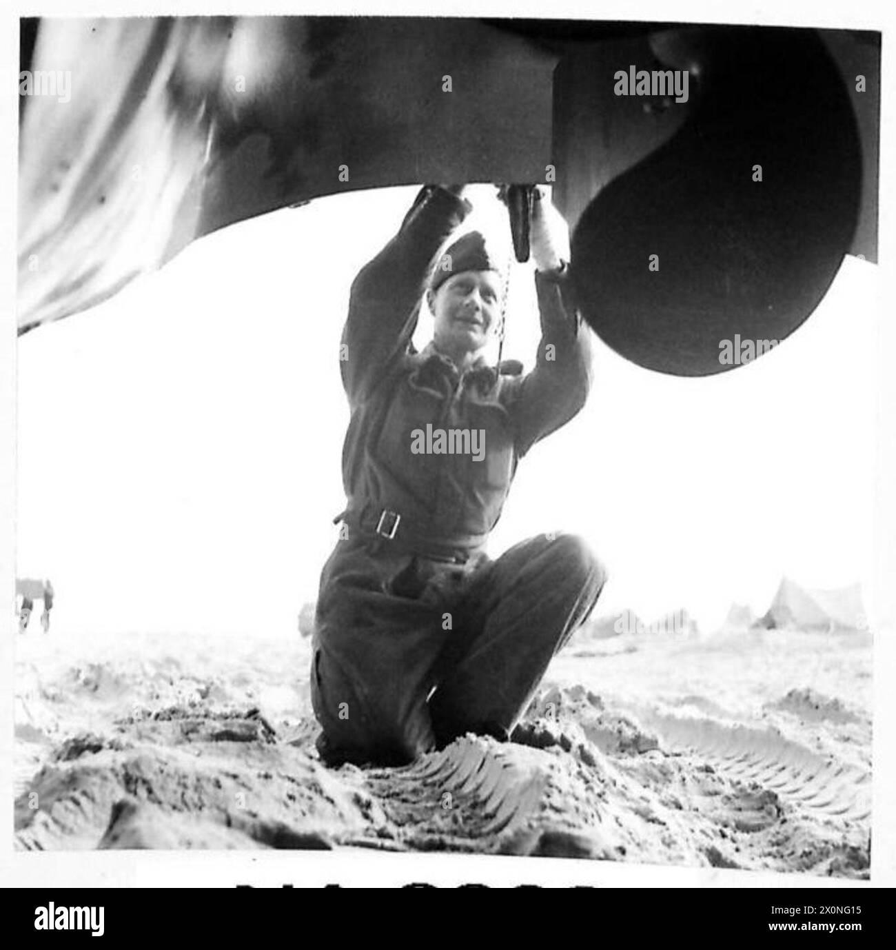 Le pilote C. Deauville de Stoke-on-Trent entretient l'arbre d'hélice de son véhicule « canard » en Italie avec la 8e armée. Banque D'Images