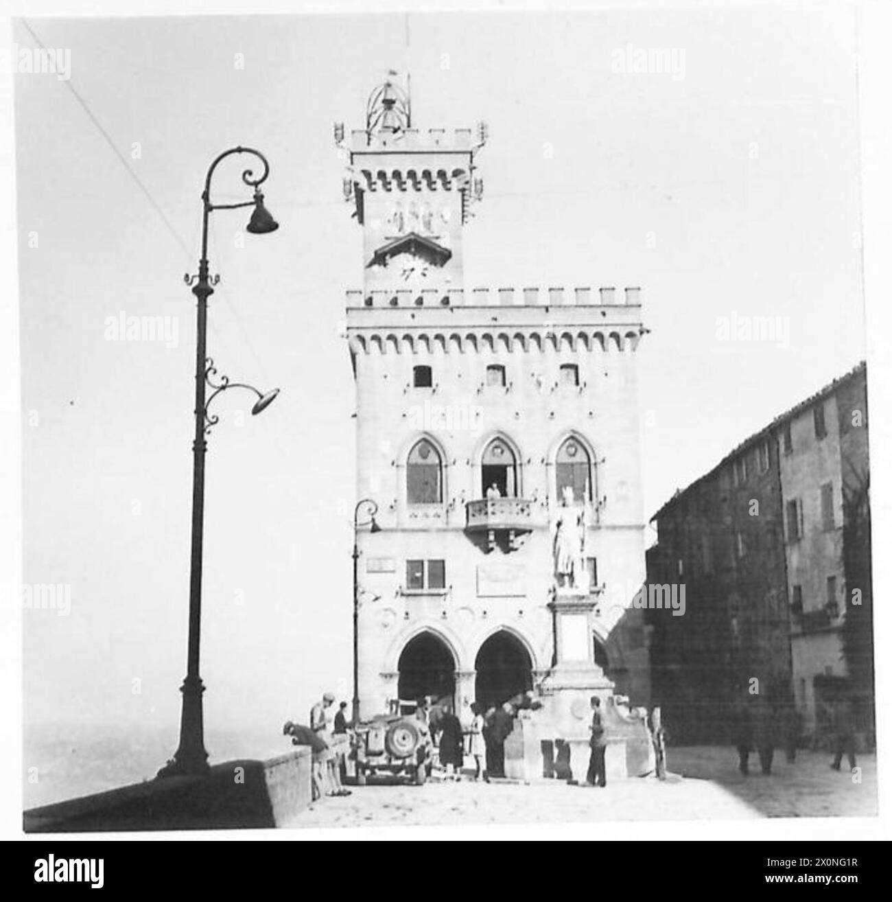 Les soldats britanniques sont positionnés devant le Palais du Régent sur la Piazza Di Libeta, à Saint-Marin, avec la Statue de la liberté au premier plan. Négatif photographique de l'armée britannique. Banque D'Images