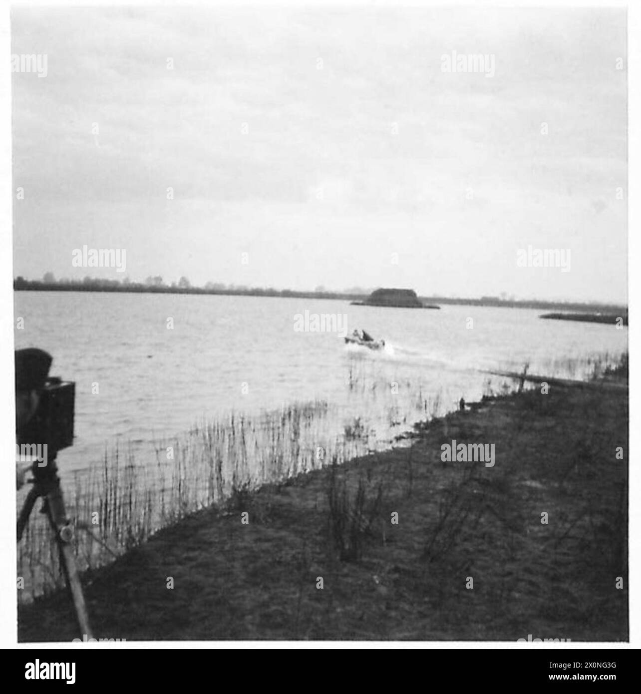 Un bateau propulsé par fusée désigné TN.5 est représenté se déplaçant à grande vitesse à travers un lac au cours d'une mission militaire spéciale. Banque D'Images