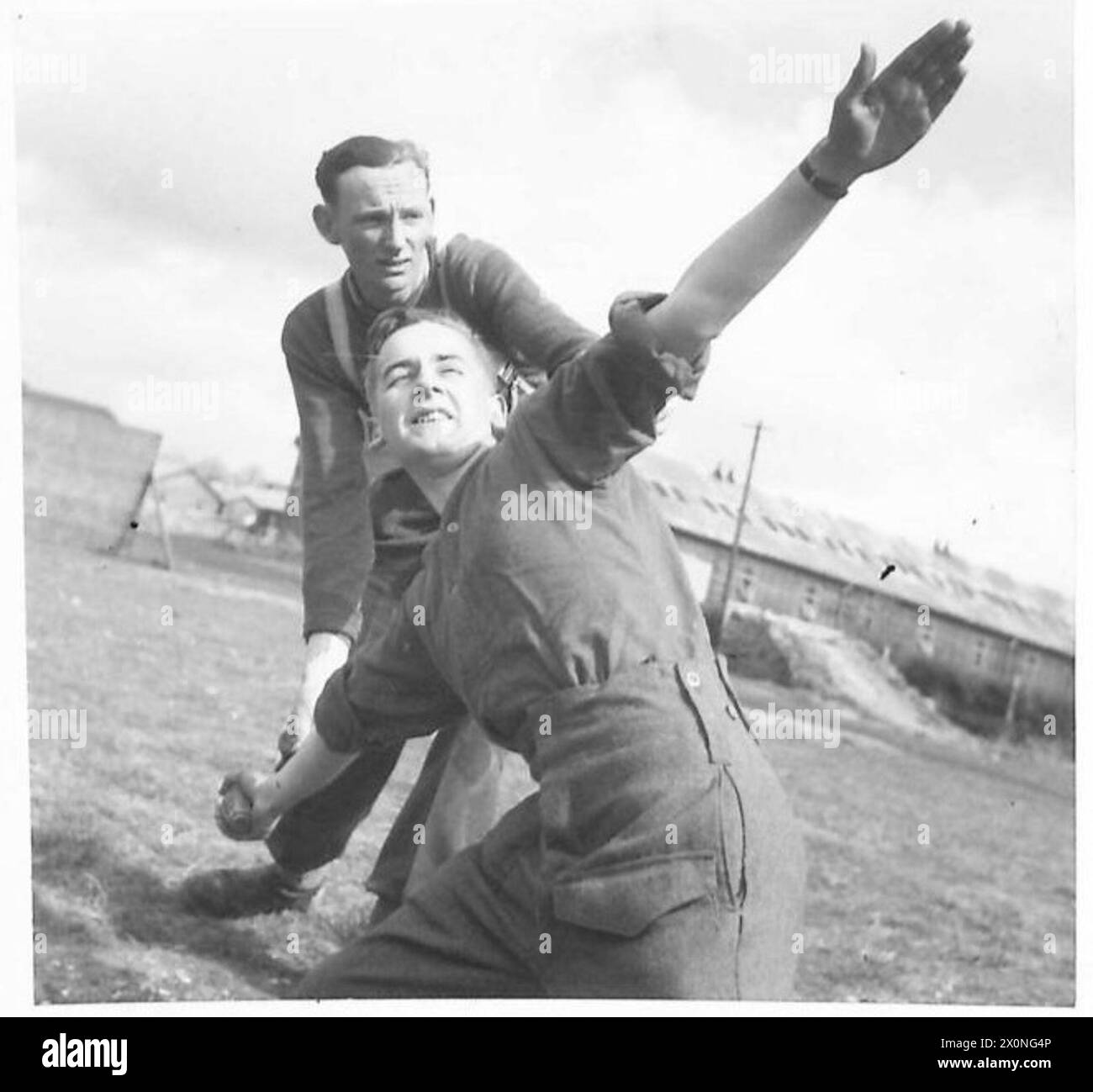 CENTRE D'ENTRAÎNEMENT DE L'INFANTERIE (suite) - négatif photographique d'instruction au lancement de grenades , armée britannique Banque D'Images