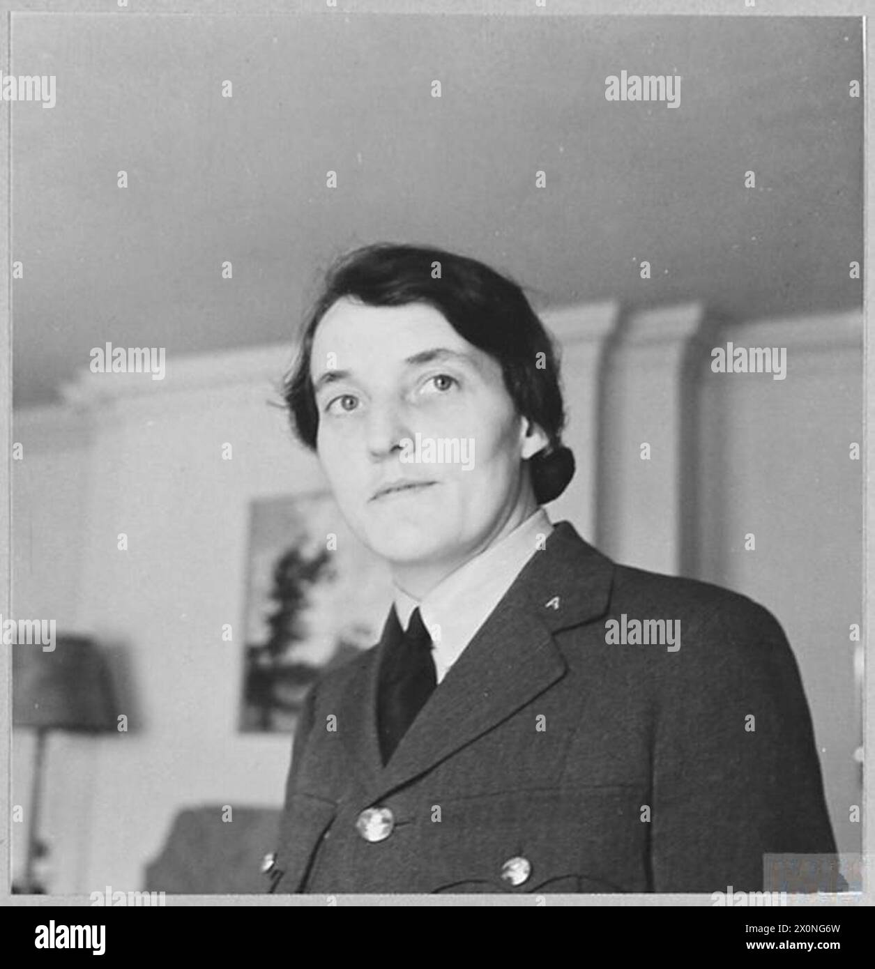 Photographie négative montrant l'officier de bord intérimaire Helen Murdoch-Grant, M.B.E., un officier de code et de chiffrement de Glasgow qui a rejoint l'ATS original en mars 1939, spécialisée dans le travail de signalisation. Banque D'Images