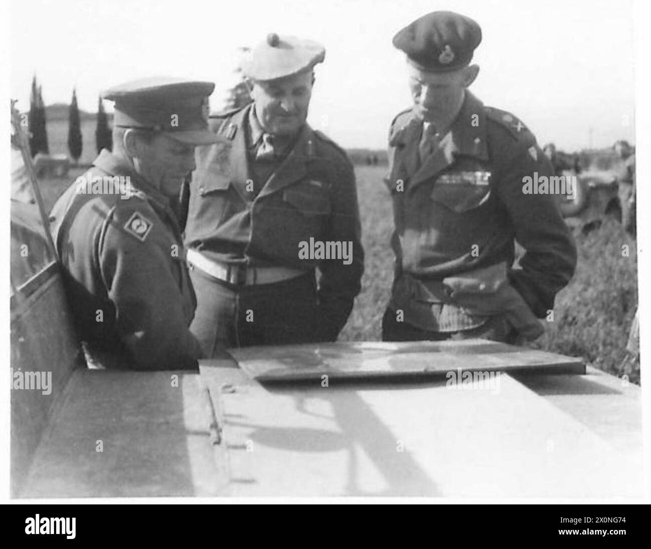 Le lieutenant-général McCreery et le major-général Murray se rencontrent au QG tactique de la 6e division blindée à Udine. Banque D'Images