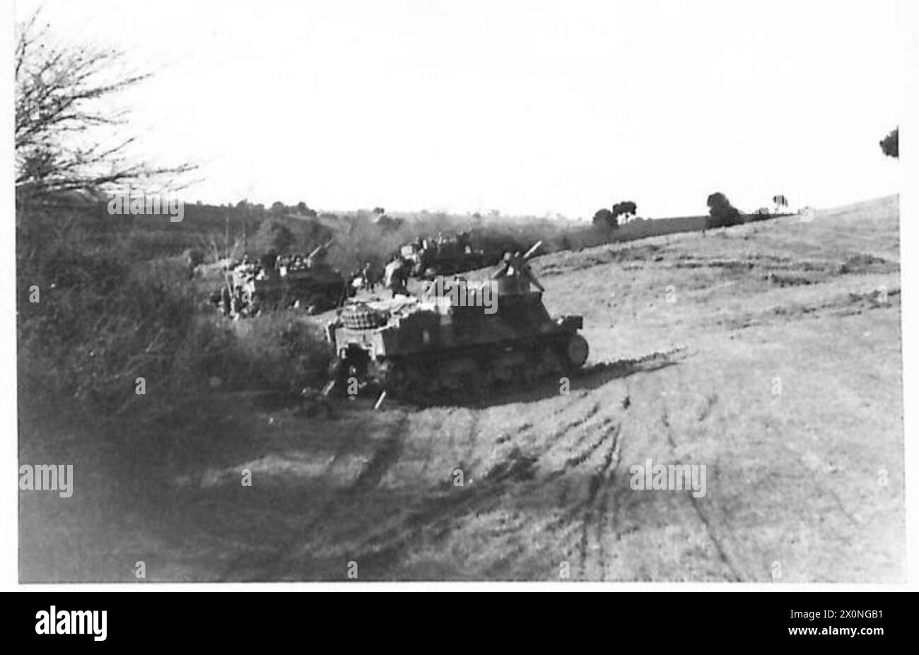 CINQUIÈME ARMÉE : DÉBARQUEMENT AU SUD DE ROME - canons de prêtre donnant le feu concentré à partir de positions cachées. Négatif photographique, Armée britannique Banque D'Images