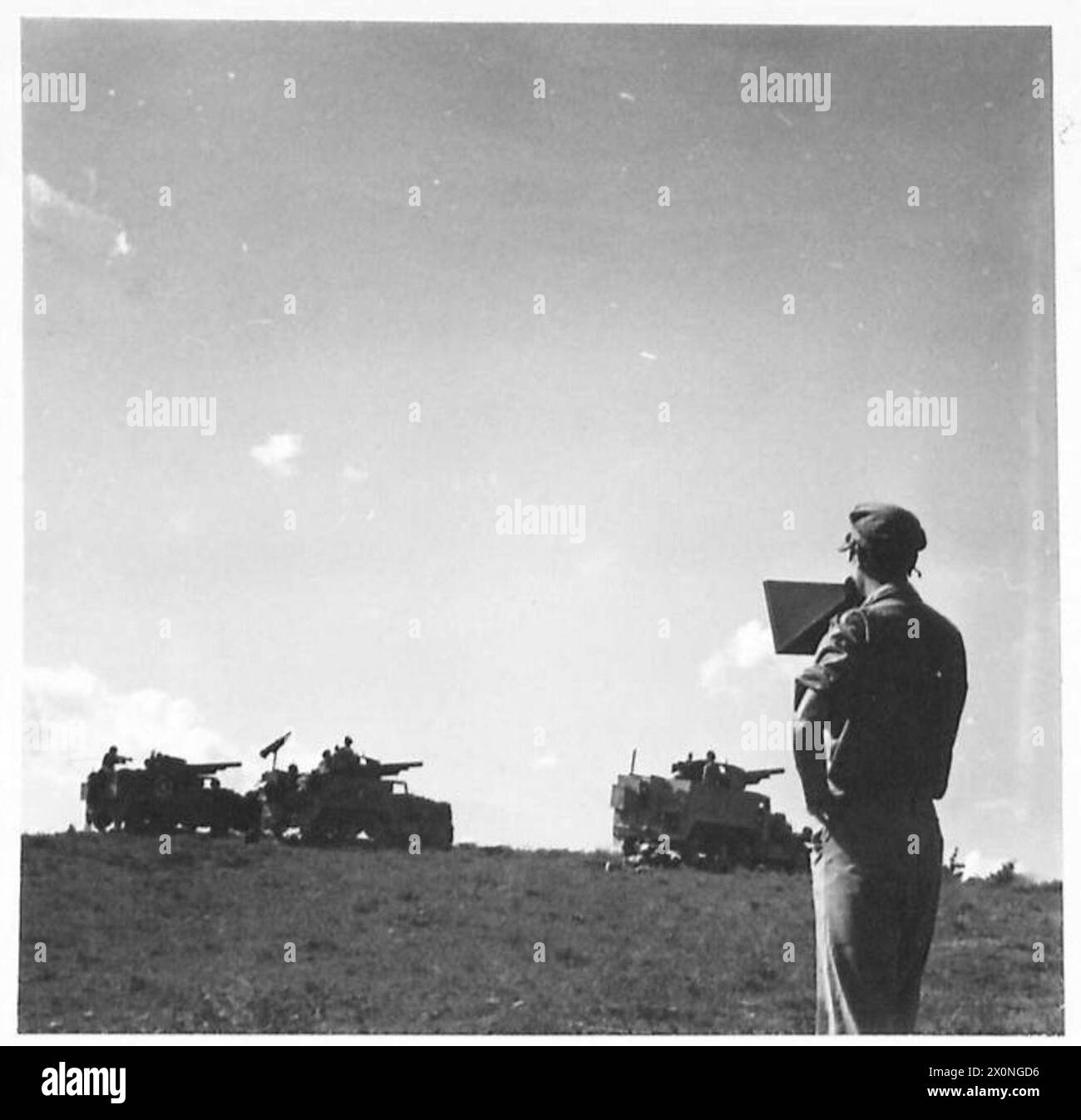 Un canon automoteur de 75 mm de la 8e armée tire contre des positions ennemies. Banque D'Images